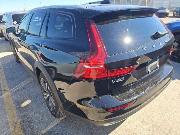 2025 Volvo V60 Cross Country B5 Plus photo 2
