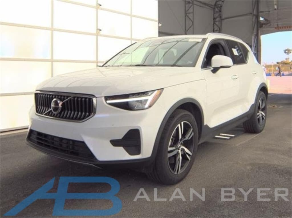 Used 2025 Volvo XC40 B5 Core SUV