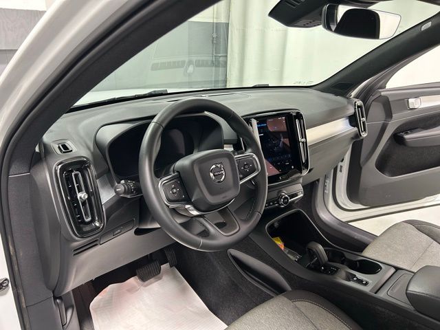 2025 Volvo XC40 Core - Photo 14