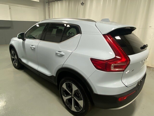 2025 Volvo XC40 Plus photo 2