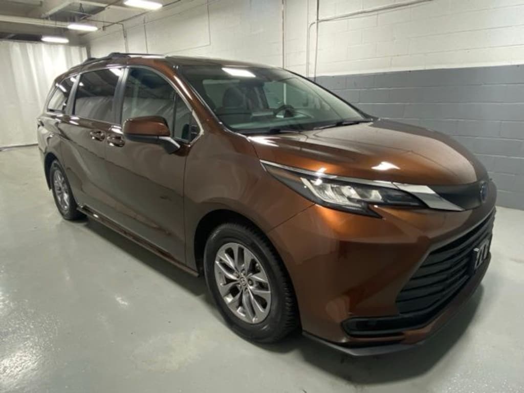 Used 2022 Toyota Sienna LE Minivan/Van