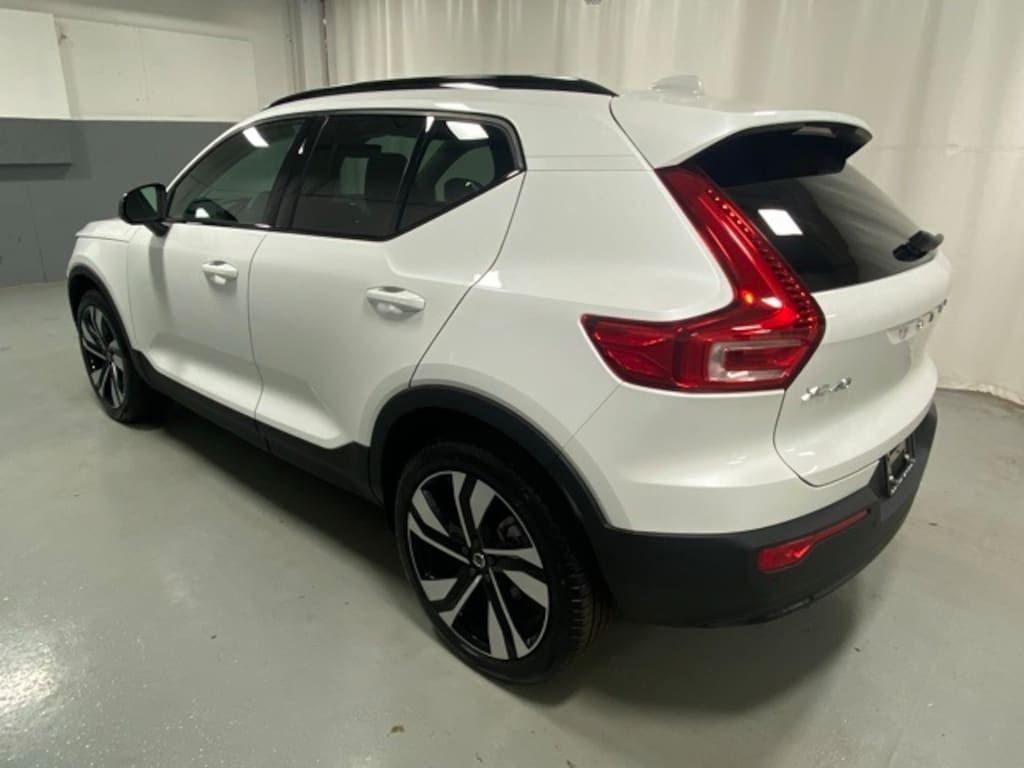 New 2025 Volvo XC40 B5 Plus Dark Theme SUV