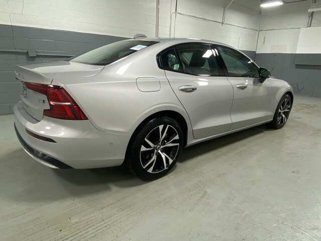 2024 Volvo S60 B5 Plus photo 3