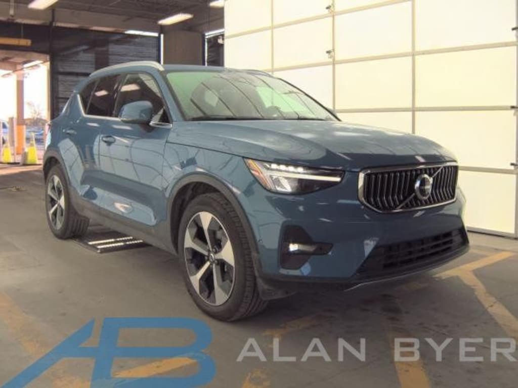 Used 2025 Volvo XC40 B5 Plus Bright Theme SUV