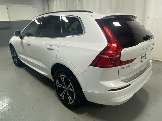 2022 Volvo XC60 B5 Momentum photo 2