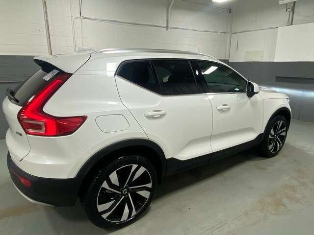 2025 Volvo XC40 photo 2
