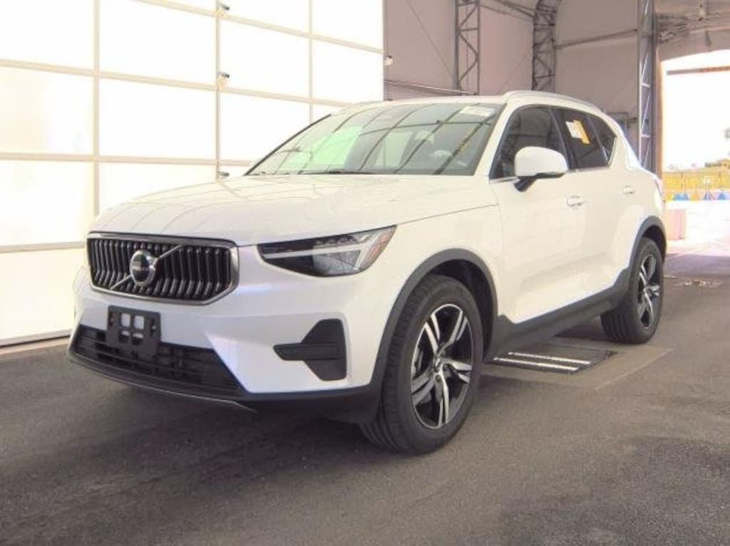 Used 2025 Volvo XC40 B5 Core SUV