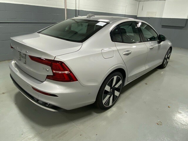2025 Volvo S60 T8 photo 3