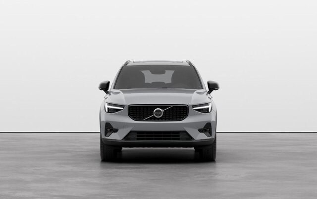 2025 Volvo XC40 photo 4
