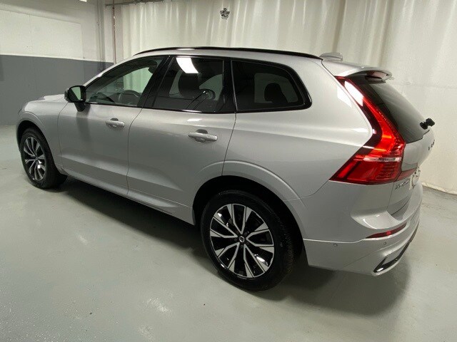 2025 Volvo XC60 Plus photo 2