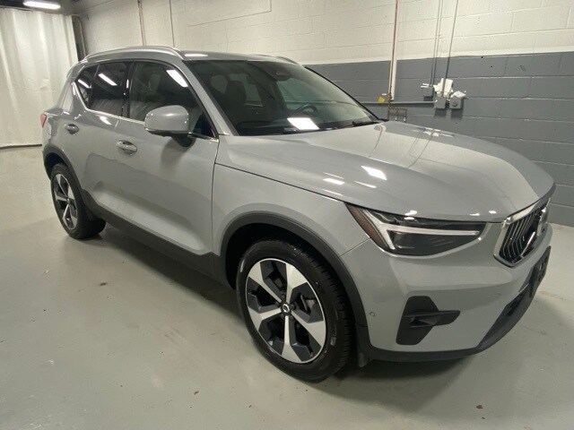 2025 Volvo XC40 Plus photo 4