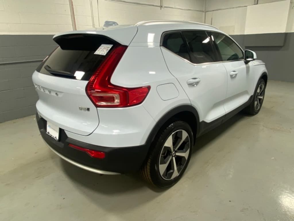Certified 2025 Volvo XC40 B5 Core SUV