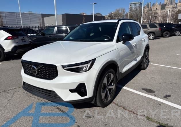 2023 Volvo XC40 B5 Plus Dark AWD's photo