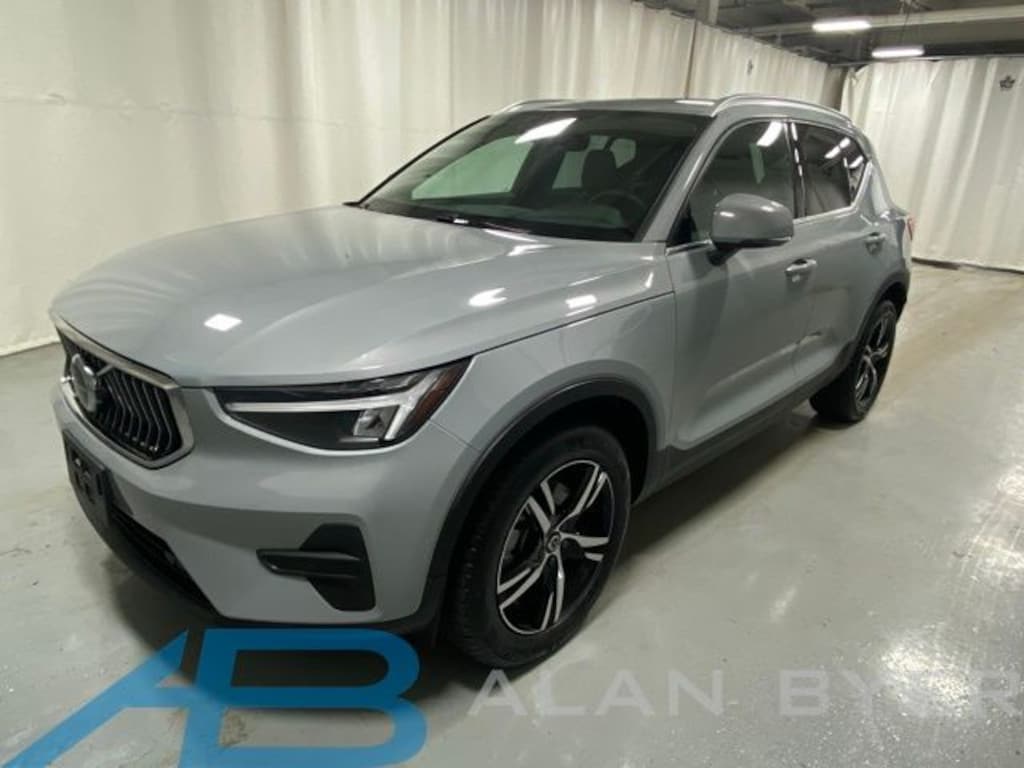 Used 2025 Volvo XC40 B5 Core SUV
