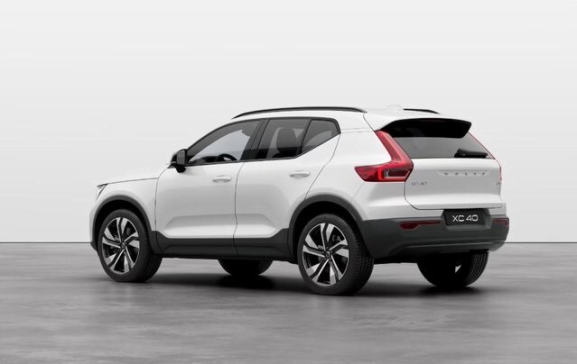 2025 Volvo XC40 photo 2