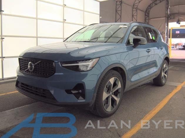 2025 Volvo XC40 B5 Plus Dark AWD's photo