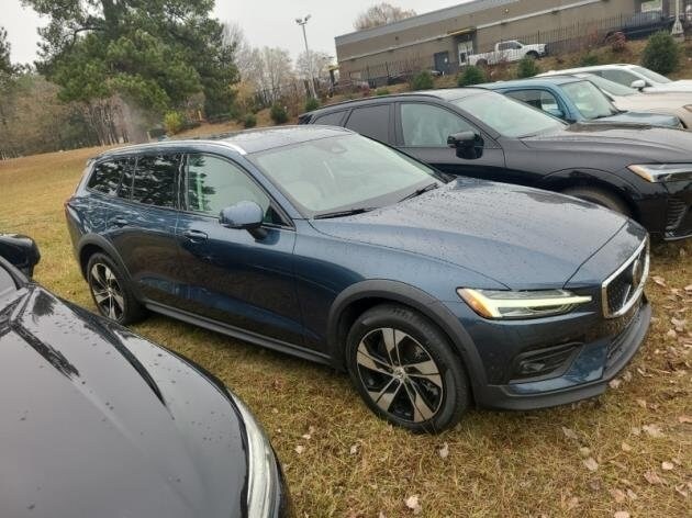 2025 Volvo V60 Cross Country B5 Plus photo 2