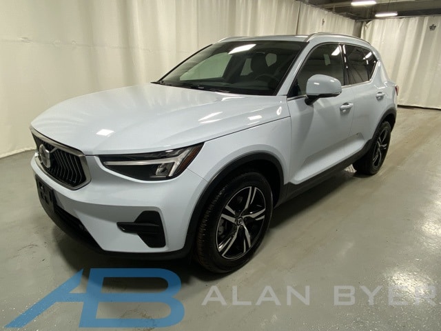 2025 Volvo XC40 Core's photo