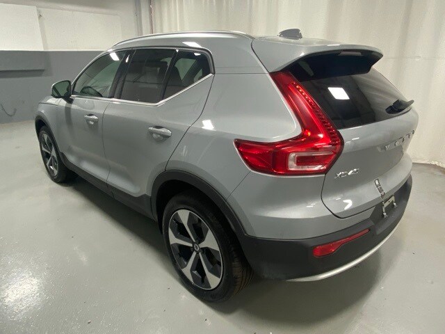 2025 Volvo XC40 Plus photo 2