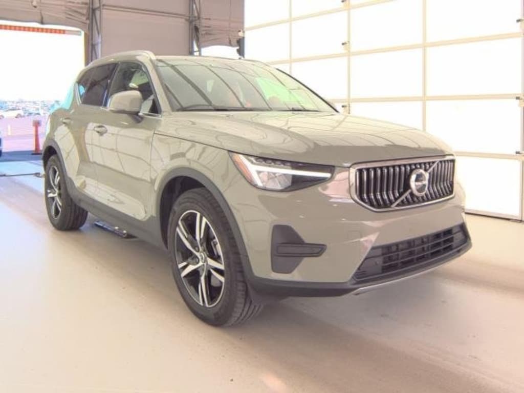 Used 2025 Volvo XC40 B5 Core SUV