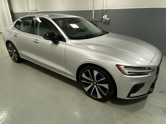 2022 Volvo S60 B5 Momentum photo 4