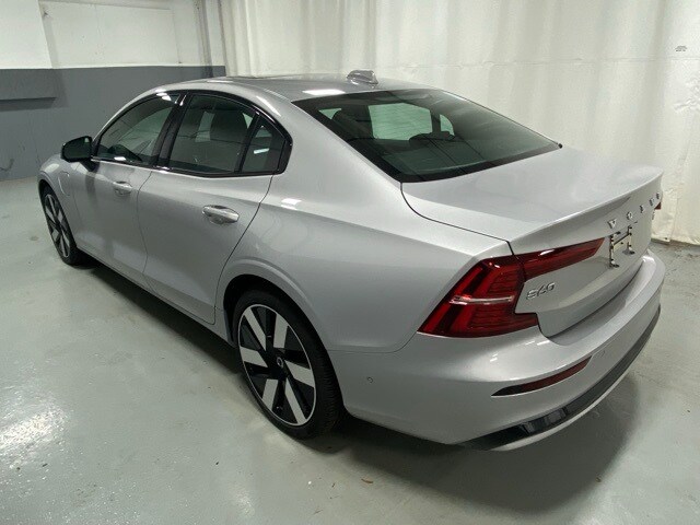 2025 Volvo S60 T8 photo 2