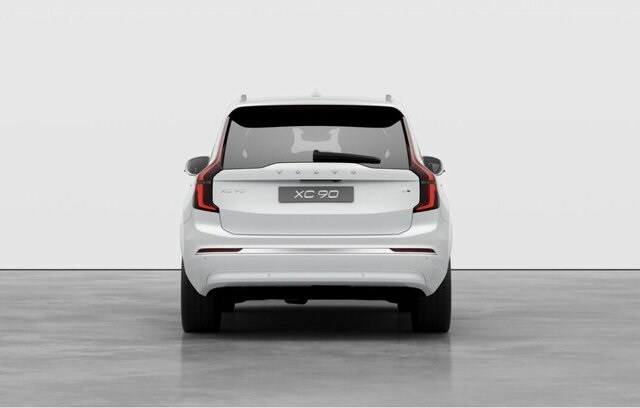 2026 Volvo XC90 T8 Plus photo 3