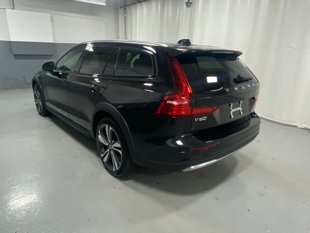 2025 Volvo V60 Cross Country B5 Plus photo 2