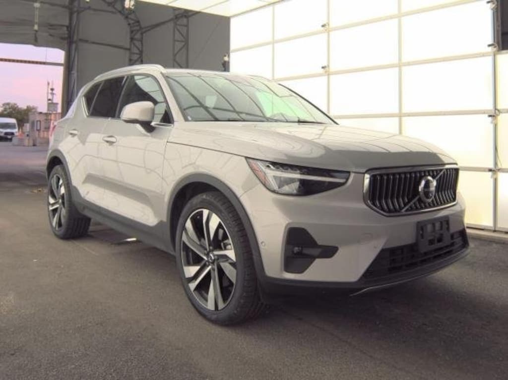 Used 2025 Volvo XC40 B5 Plus Bright Theme SUV
