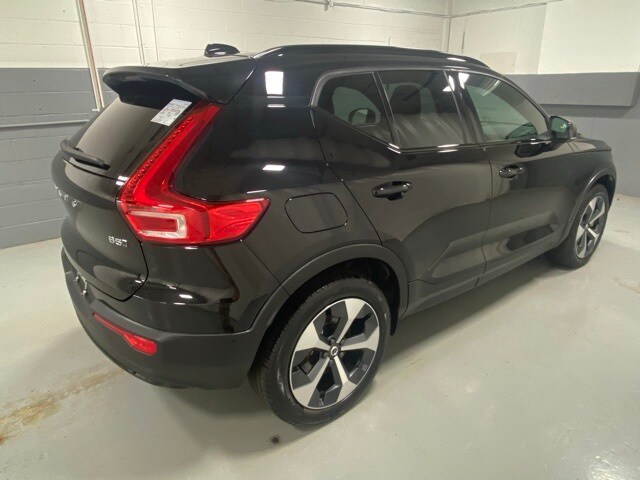 2025 Volvo XC40 Plus photo 2