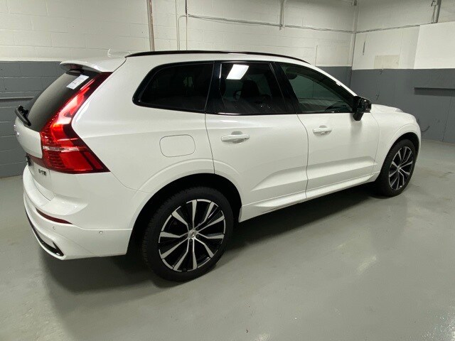 2023 Volvo XC60 B5 Plus photo 2