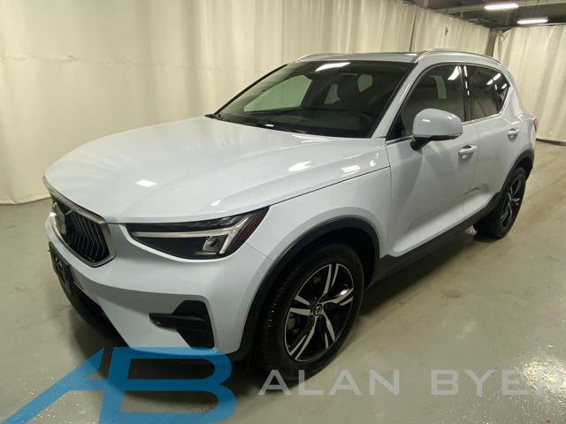 2025 Volvo XC40 B5 Core Bright AWD's photo