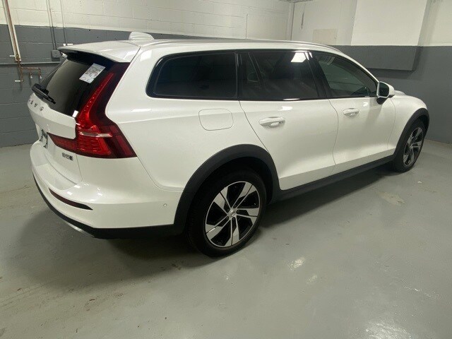 2024 Volvo V60 Cross Country B5 Plus photo 3