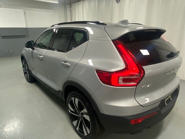 2025 Volvo XC40 Plus photo 2
