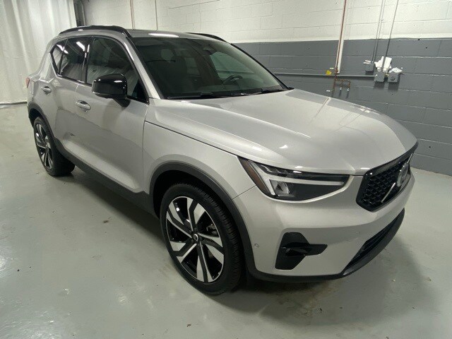 2025 Volvo XC40 Plus photo 4