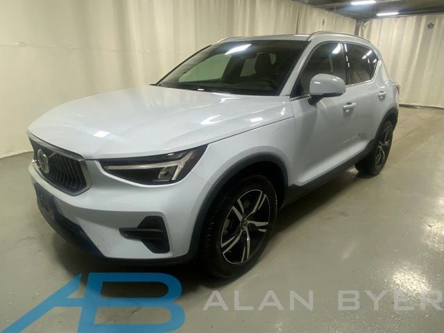 2025 Volvo XC40 B5 Core Bright AWD's photo