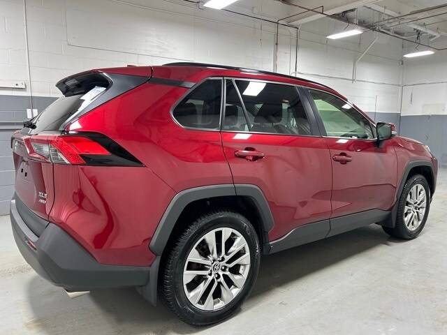 2021 Toyota RAV4 XLE Premium photo 3