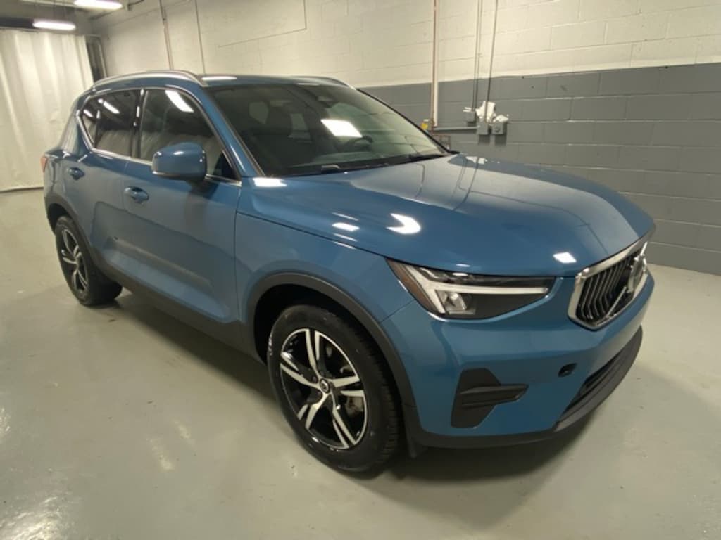 Certified 2025 Volvo XC40 B5 Core SUV