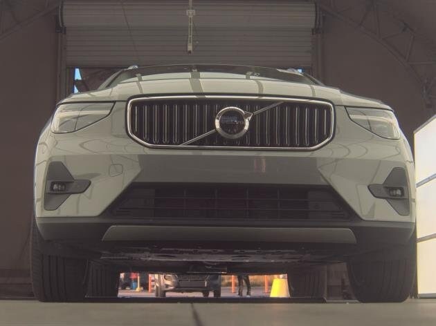 2025 Volvo XC40 Plus photo 2