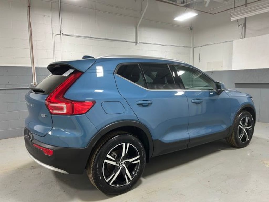 Used 2025 Volvo XC40 B5 Core SUV