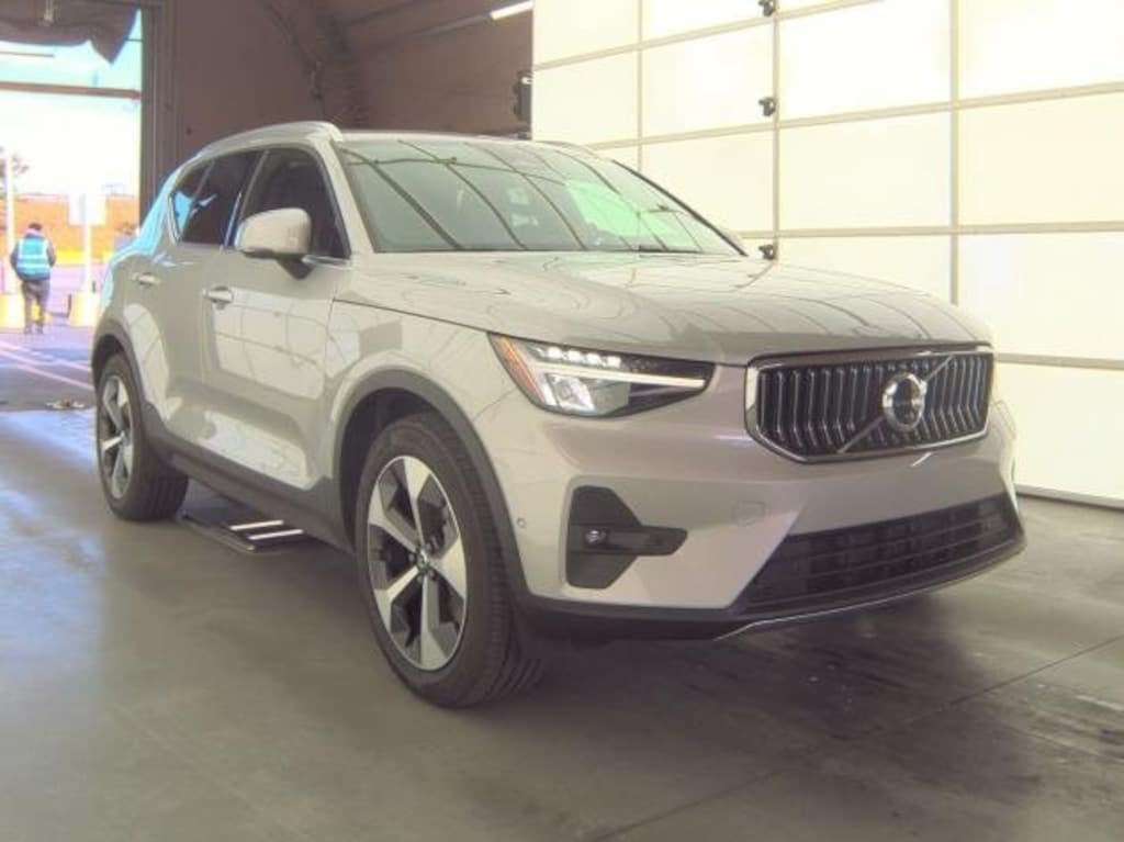 Used 2025 Volvo XC40 B5 Plus Bright Theme SUV