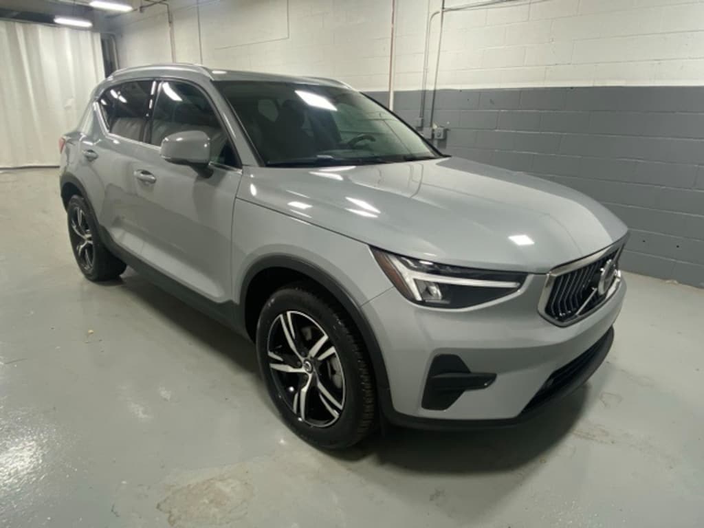Used 2025 Volvo XC40 B5 Core SUV