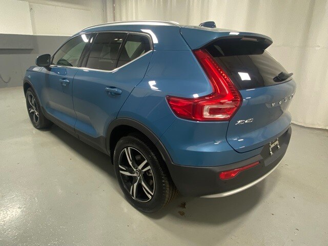 2025 Volvo XC40 Core photo 2