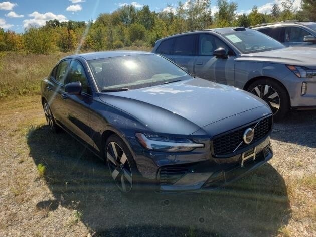 2023 Volvo S60 Recharge T8 Plus photo 2