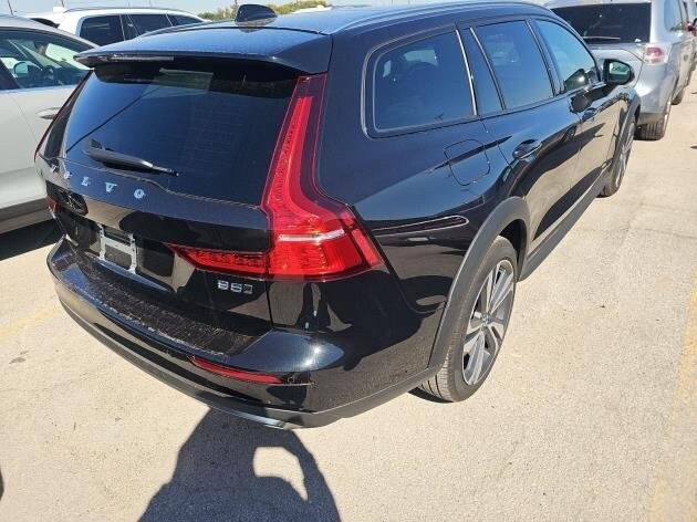 2025 Volvo V60 Cross Country B5 Plus photo 3
