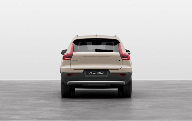 2025 Volvo XC40 Core photo 3