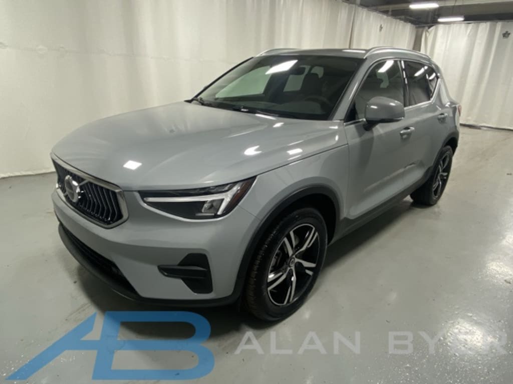 Used 2025 Volvo XC40 B5 Core SUV
