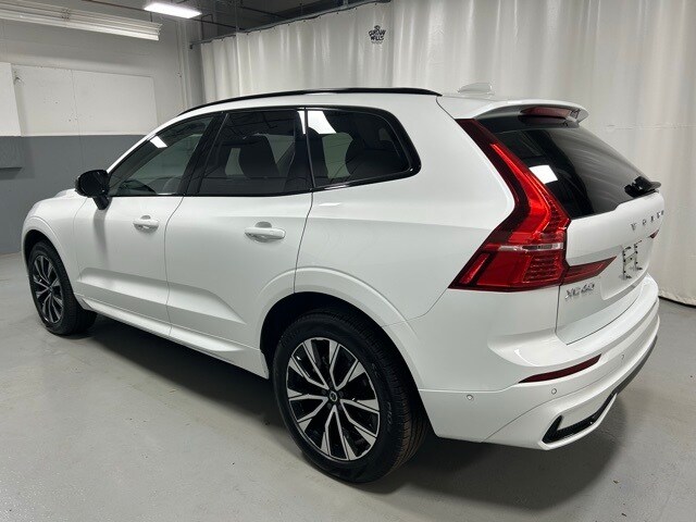 2025 Volvo XC60 Plus photo 2