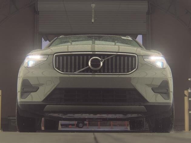 2025 Volvo XC40 Core photo 3