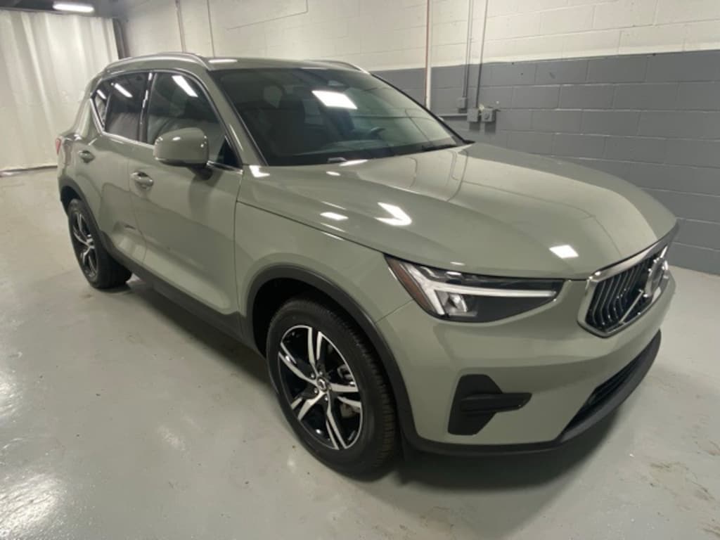 Used 2025 Volvo XC40 B5 Core SUV